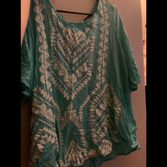 Torrid cold shoulder top - Picture 1 of 2